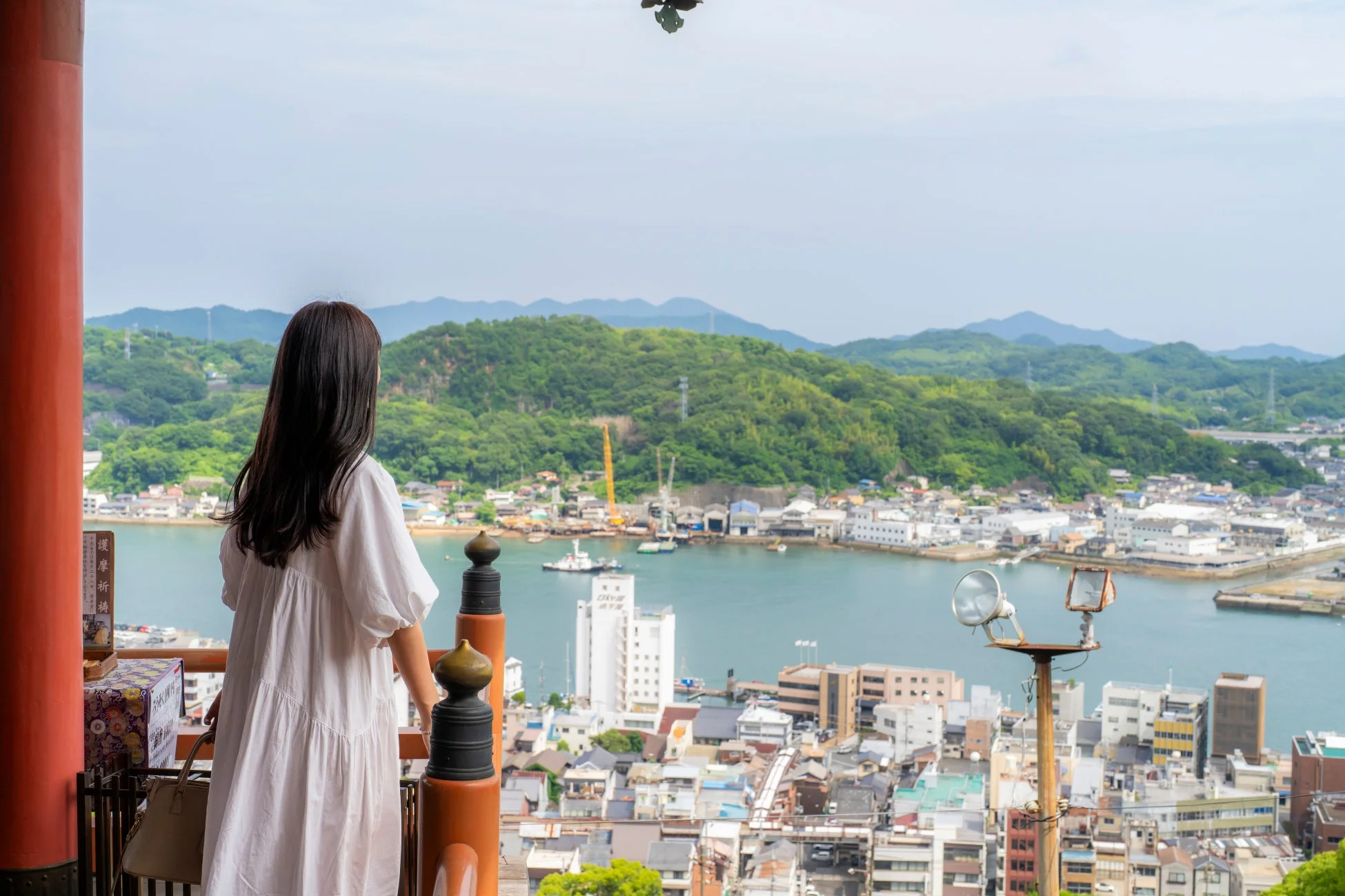 港町を眺める女性