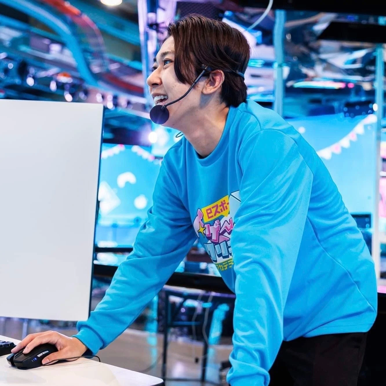 ヘッドセットを装着しPCを操作するNavi氏