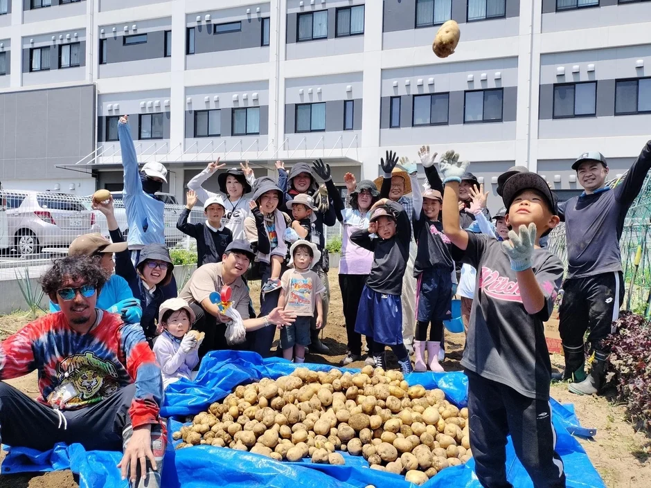 畑でのコミュニティ活動「こうのすえん」の様子