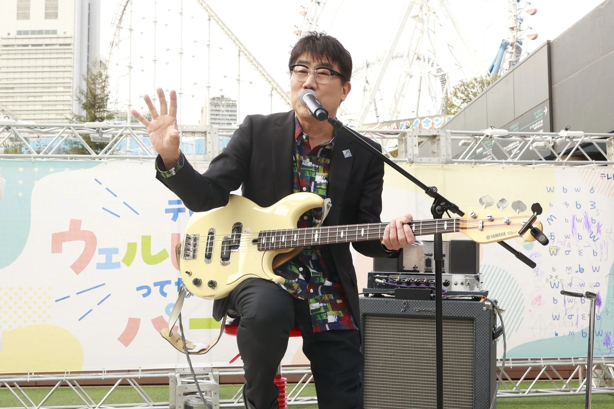 ベースを演奏する亀田誠治さん