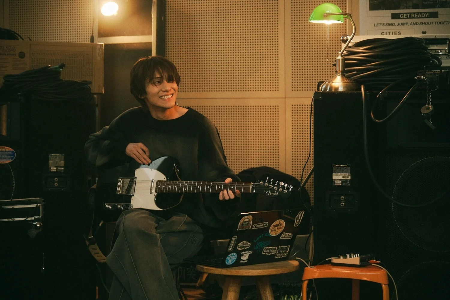 ギターを弾く須藤鯨（山下幸輝）