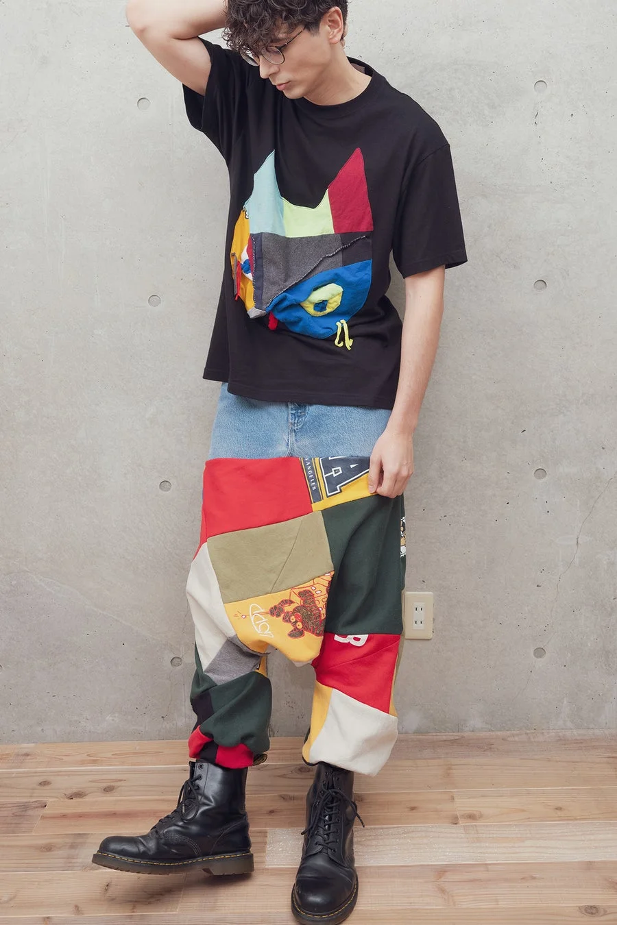 LOWRUNDERのアイテムを着用する男性モデル