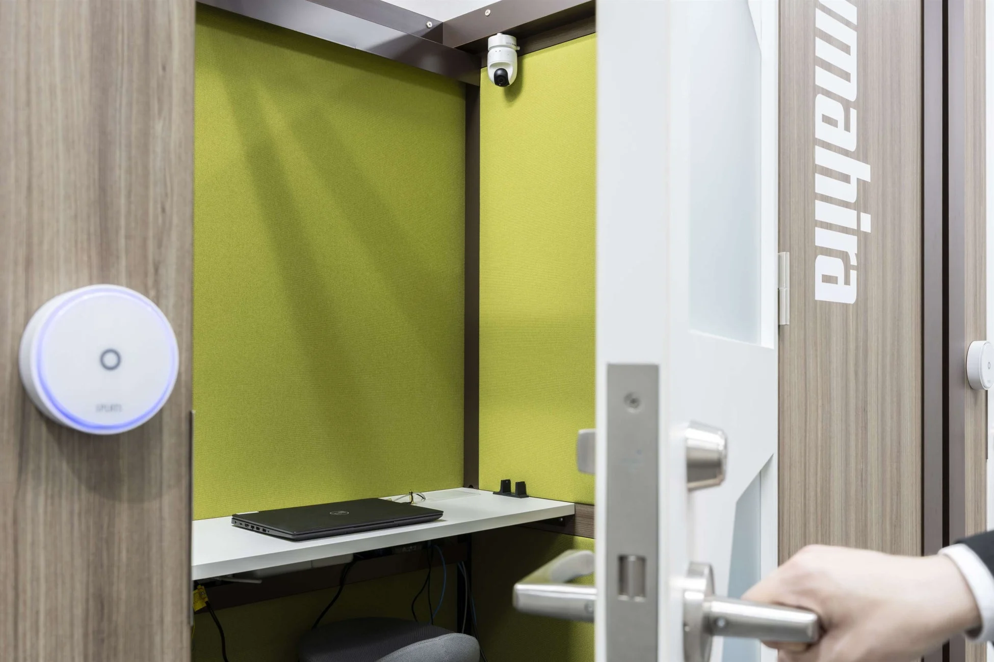 個室ワークブースと監視カメラ