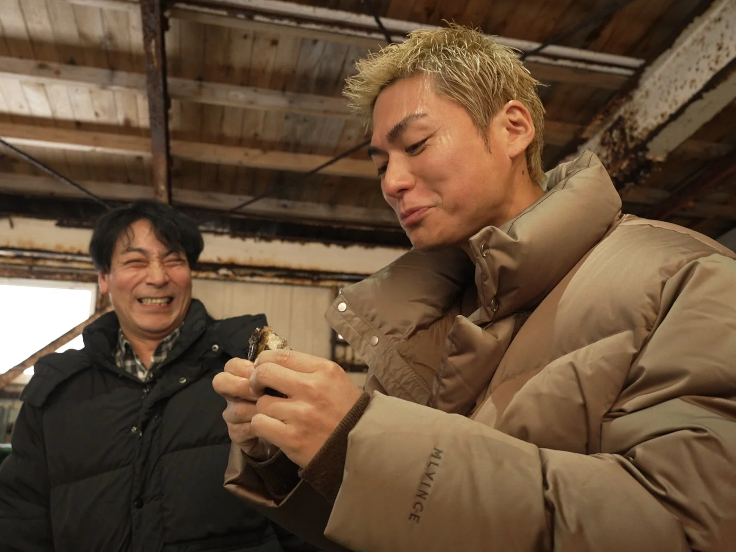 試食して笑う男性二人