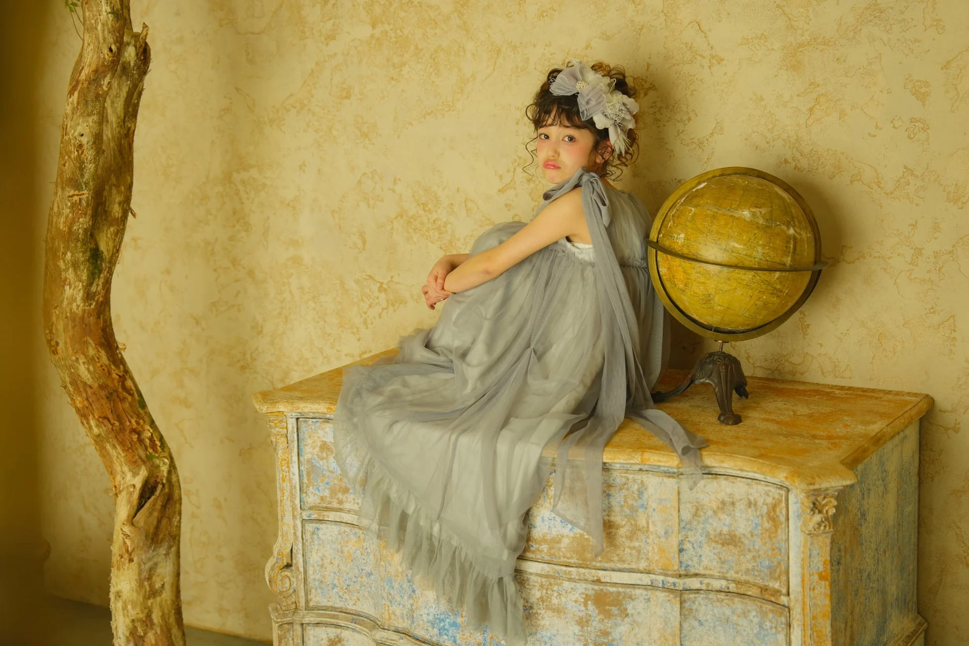 アンティークドレッサーに座る子供のポートレート