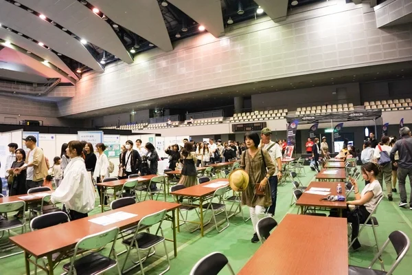 多くの人々が交流するイベント会場