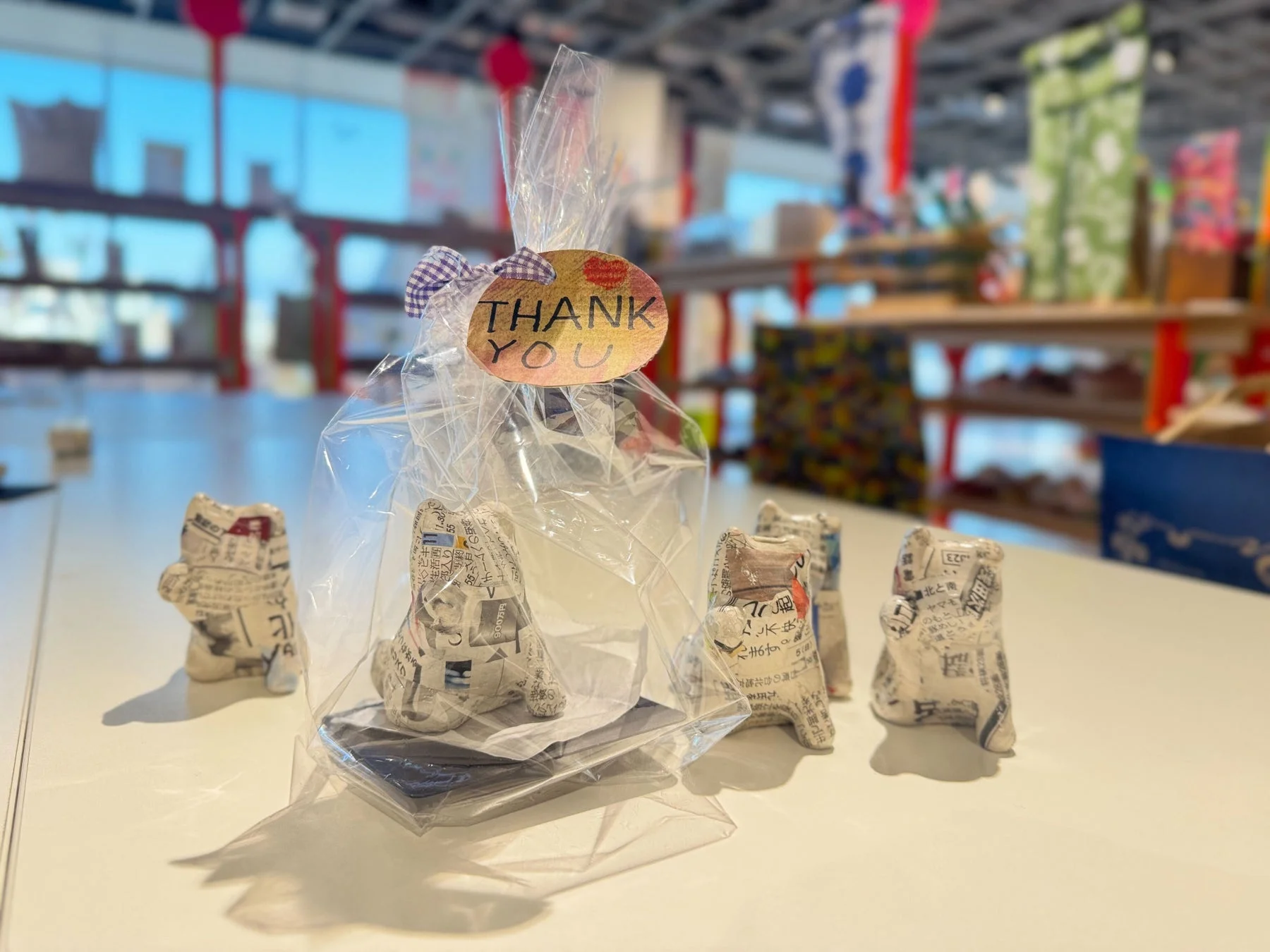 新聞紙で作られた招き猫の置物