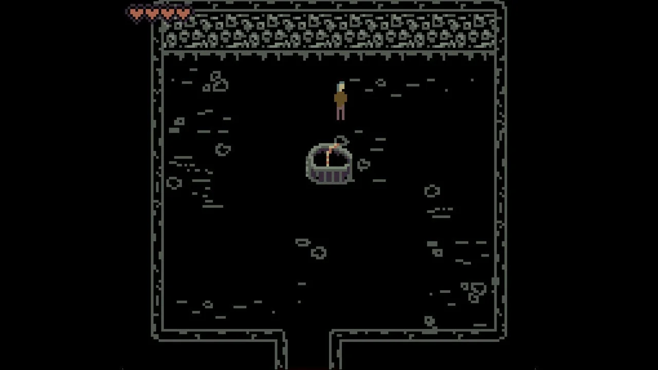 ピクセルアートのゲーム画面。暗い部屋の中央にキャラクターが立ち、その前に井戸があります。画面左上にはハート型のライフバーが見えます。