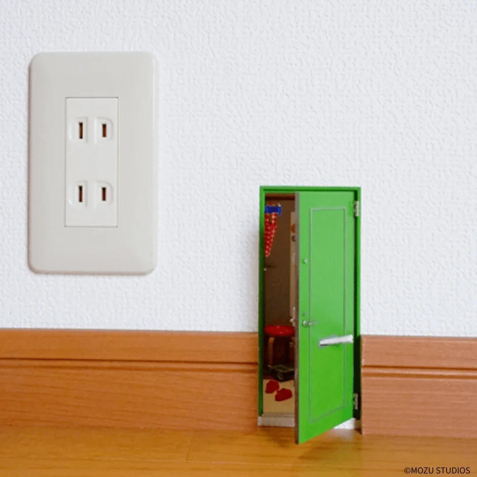 コンセント横の小さなドア