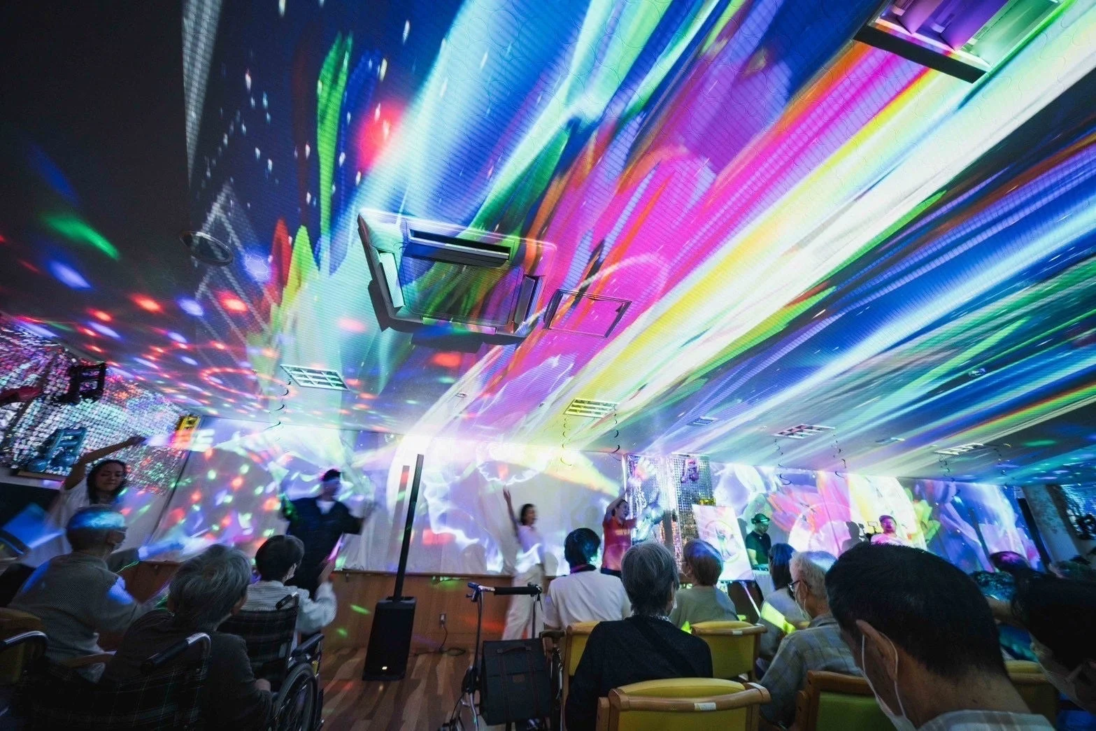 プロジェクションマッピングとダンスを楽しむ高齢者