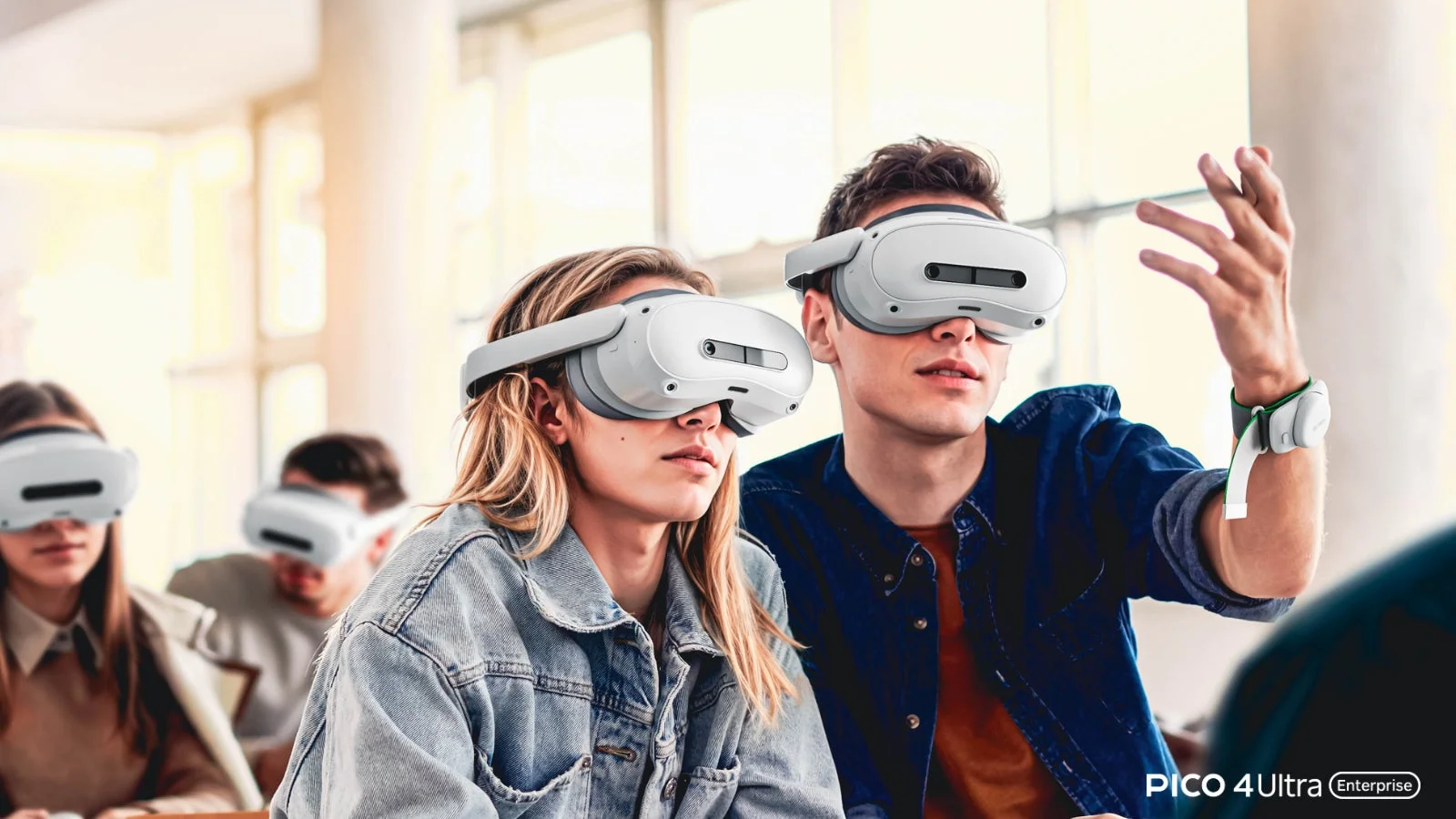 PICO 4 Ultra Enterprise VRヘッドセットを装着した人々