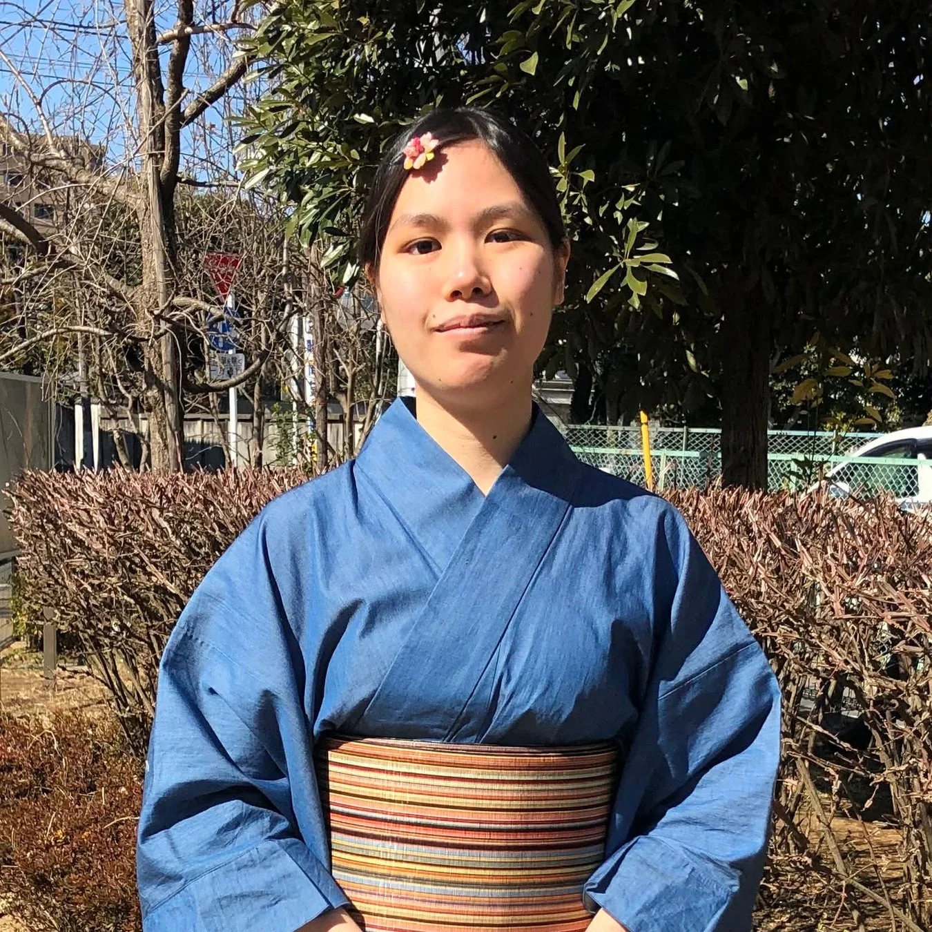 青い浴衣を着た女性