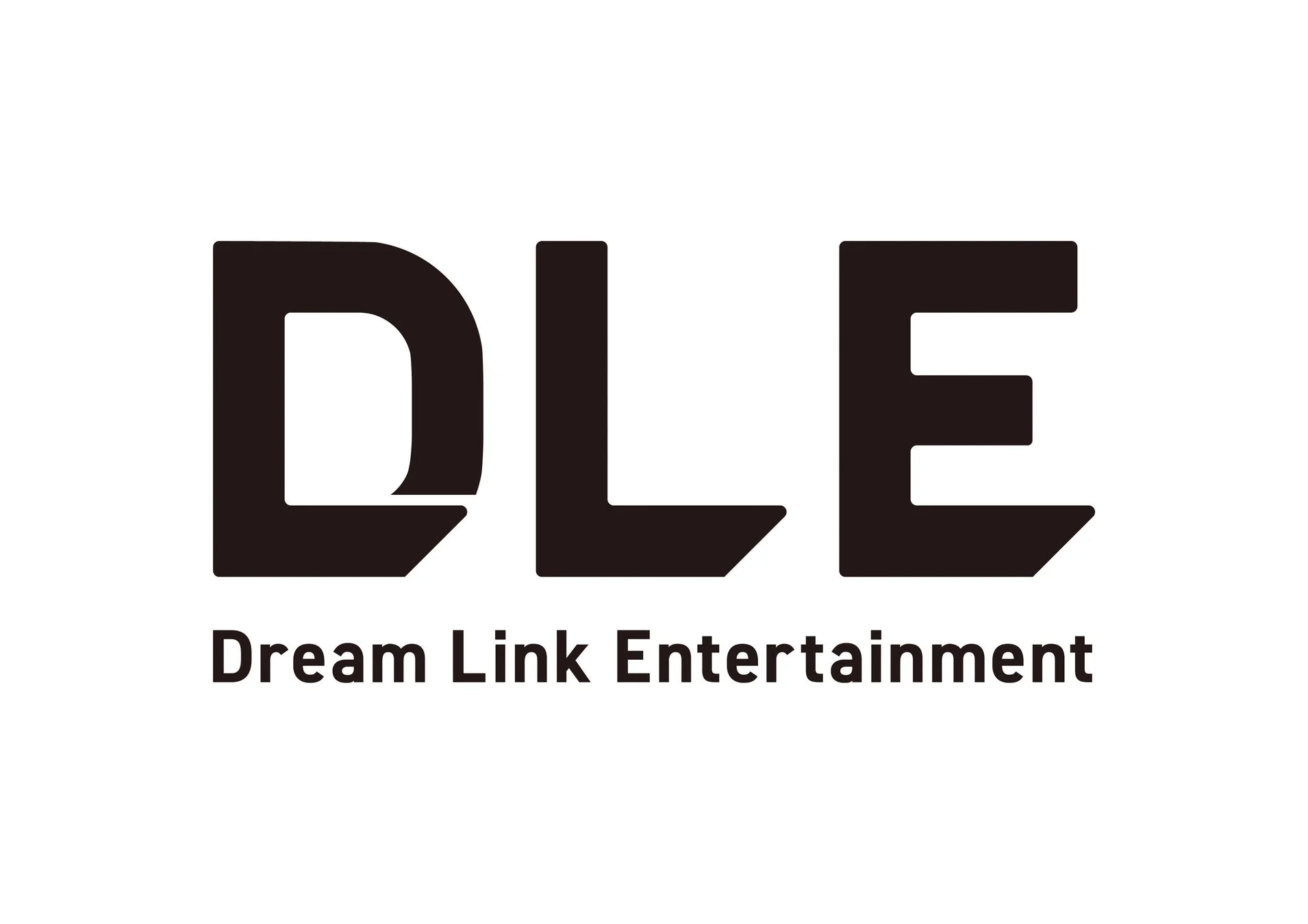 白地に黒い文字で「DLE Dream Link Entertainment」と書かれたロゴマークです。