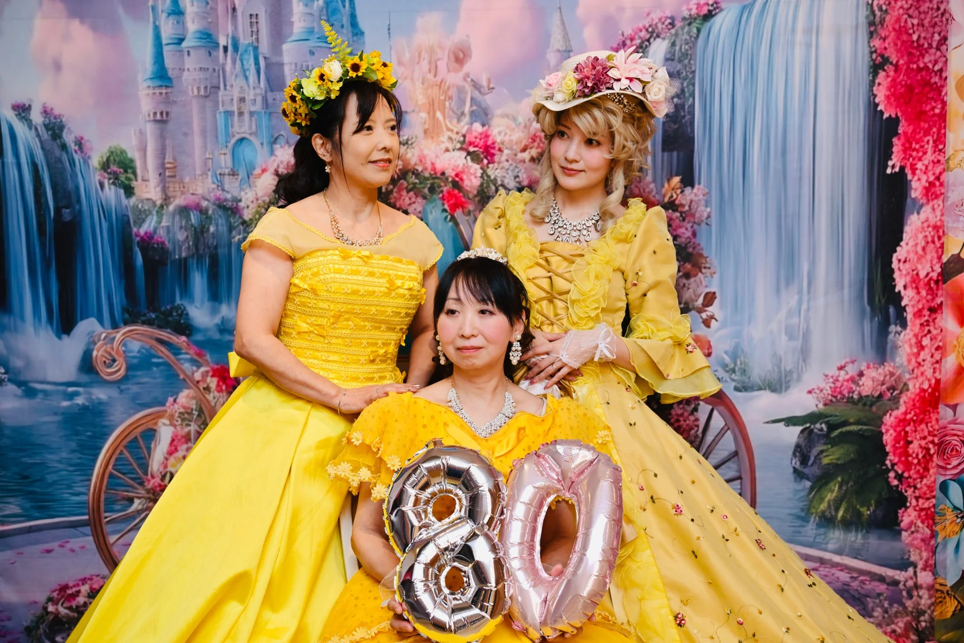 傘寿祝いの黄色のドレスをまとった女性たち