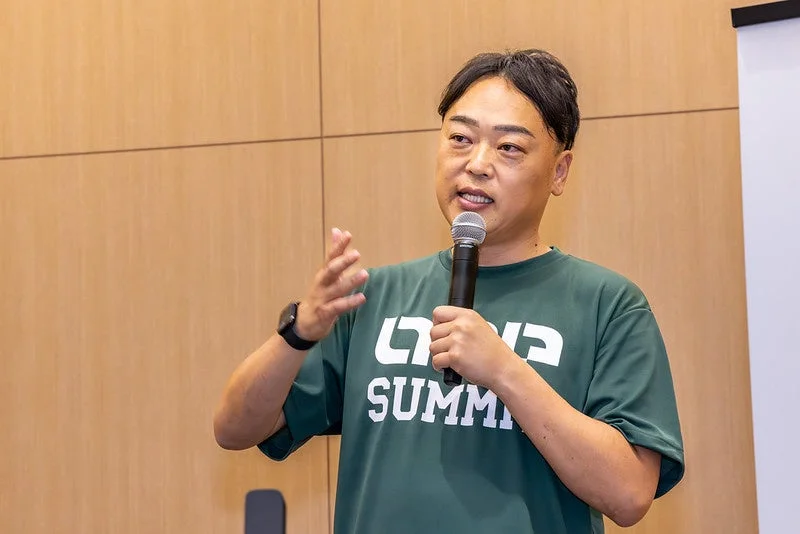 スピーチをする斎藤潤一氏