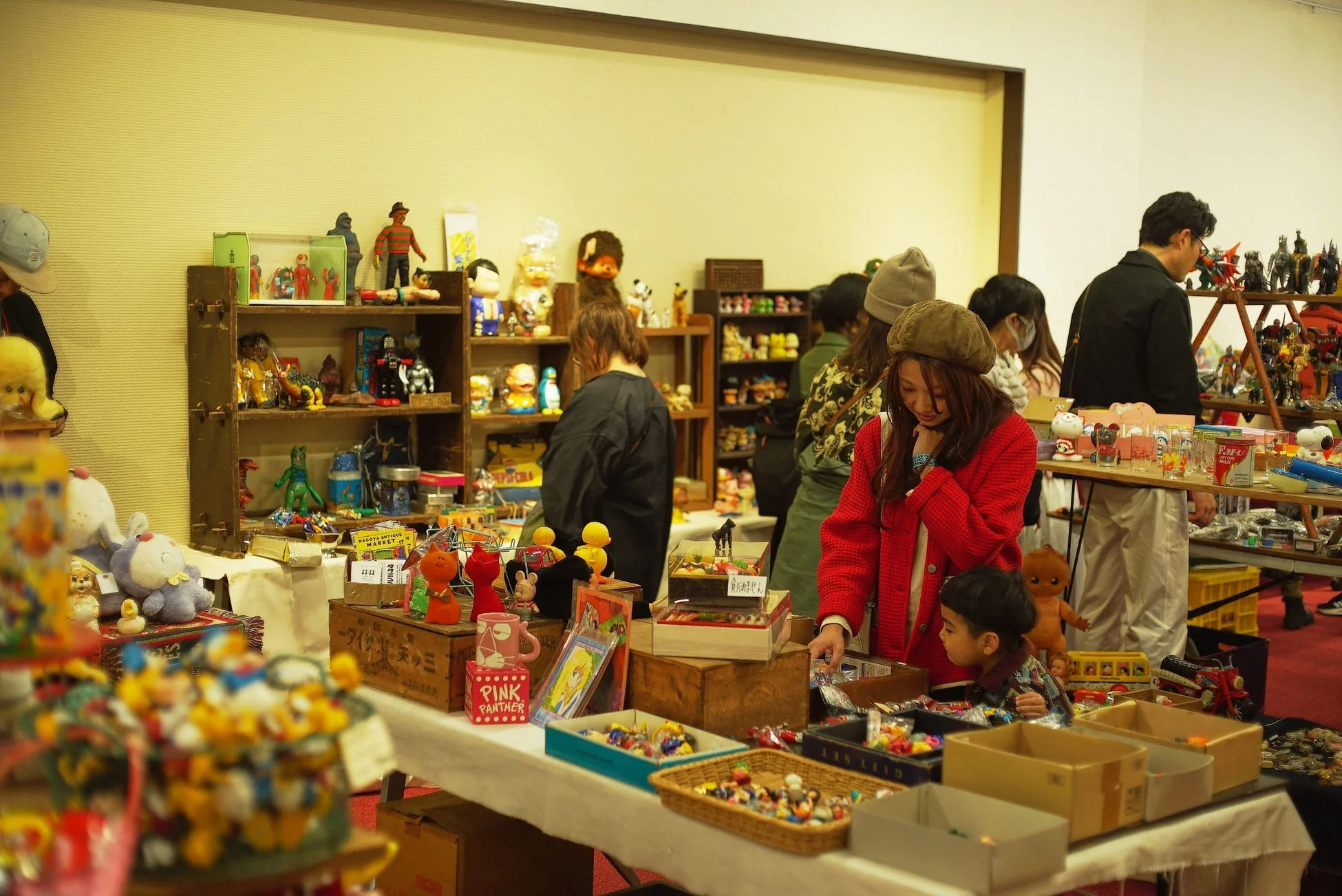 屋内の雑貨店風景