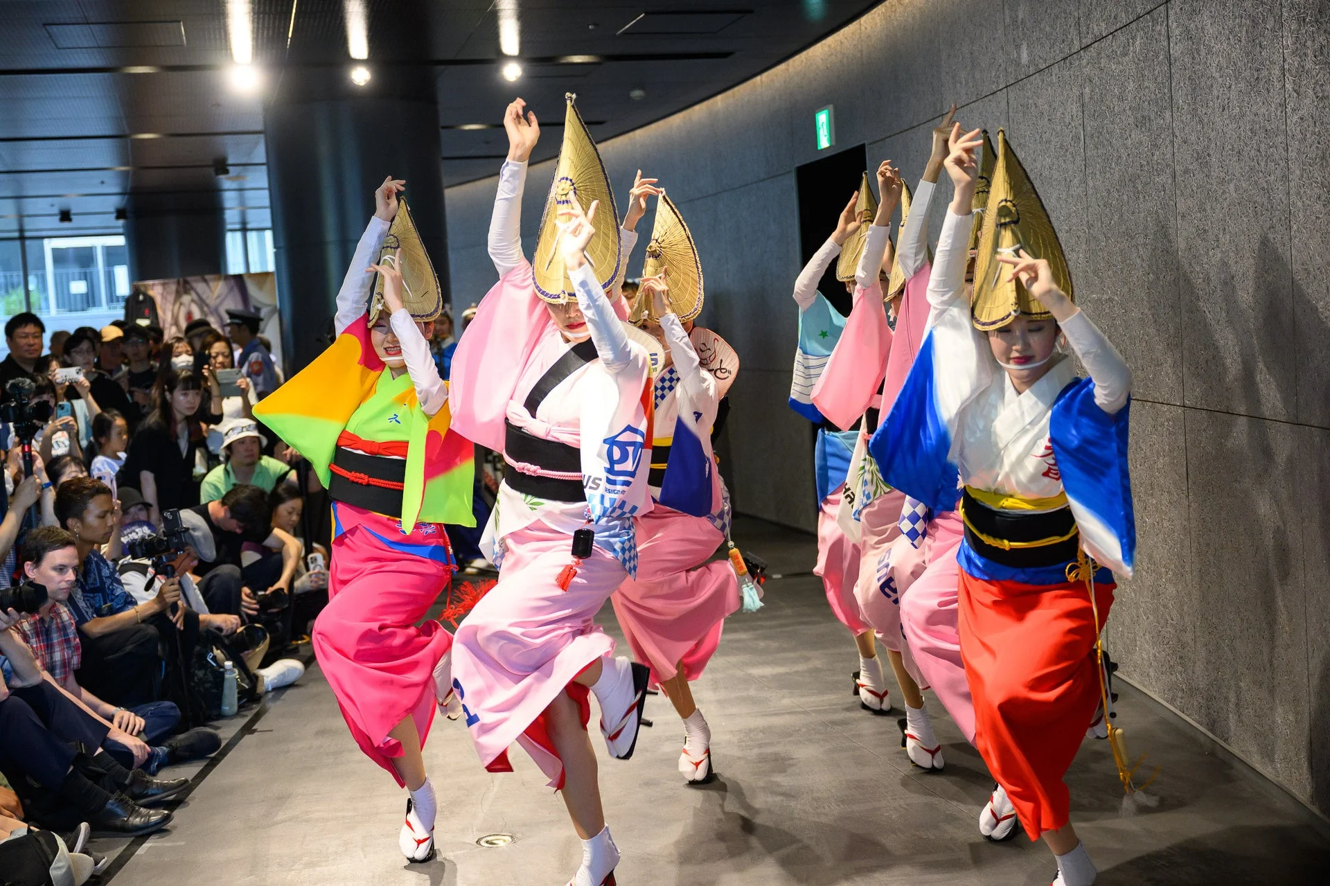 室内で編笠をかぶり踊る阿波踊りの女性たち