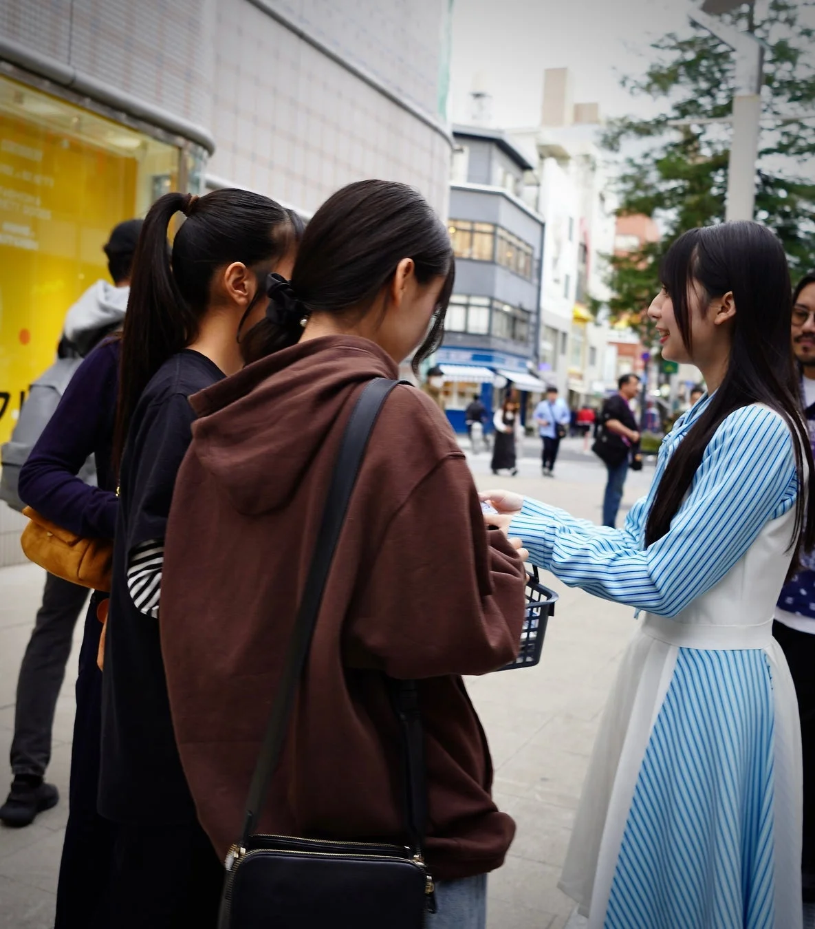 街中で交流するSTU48研究生