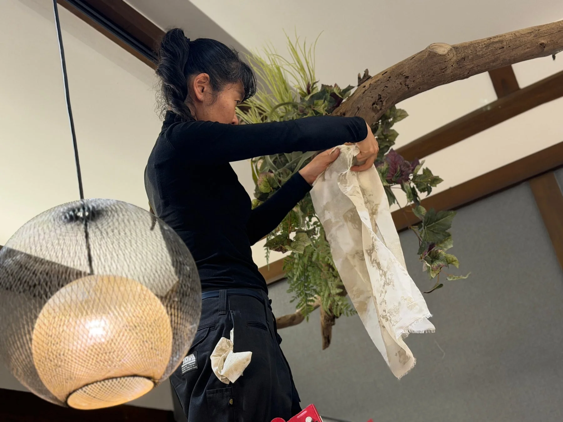 装飾品を飾り付ける女性