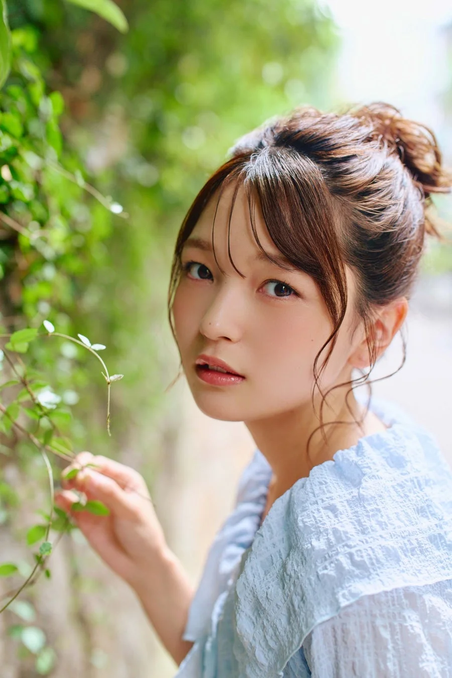 水色の服を着た若い女性のポートレート