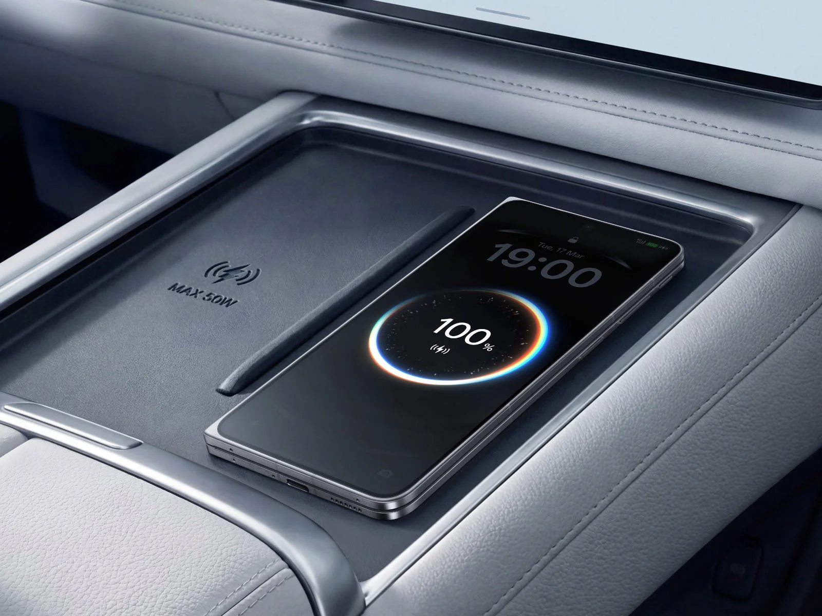 車内でのワイヤレス充電の様子