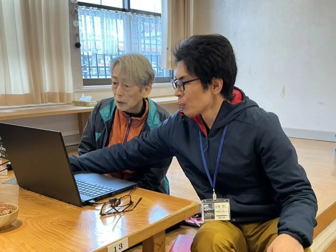 パソコンの使い方を学ぶ参加者