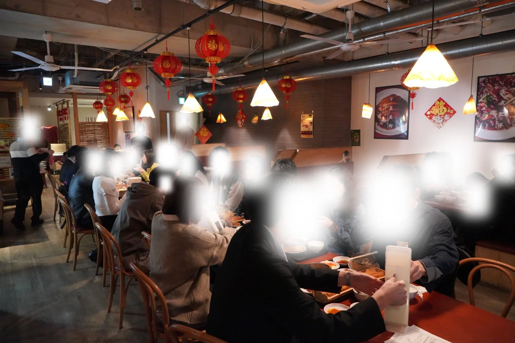 賑やかな中華料理店の様子