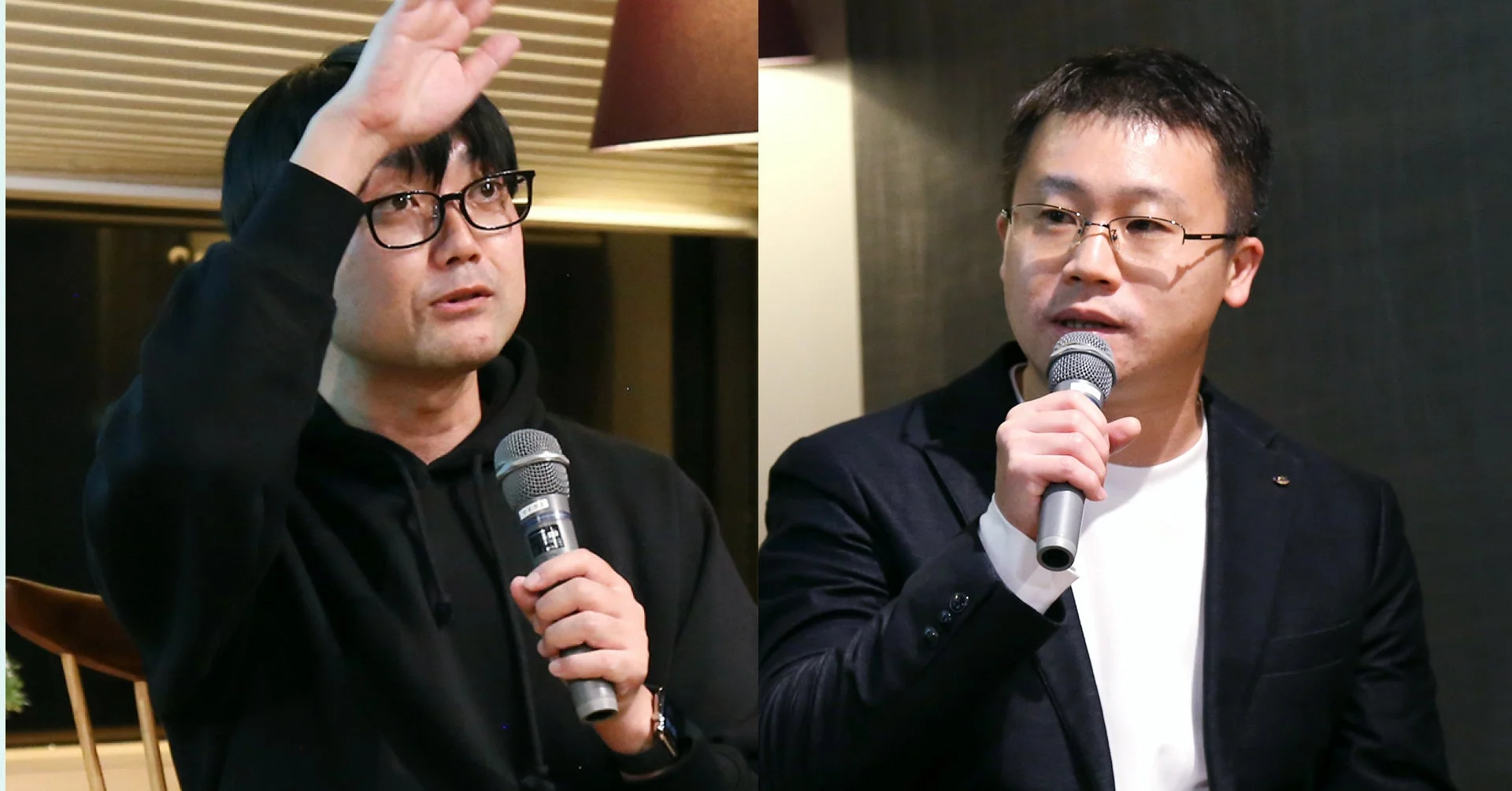 2人の男性がマイクを持って話している様子