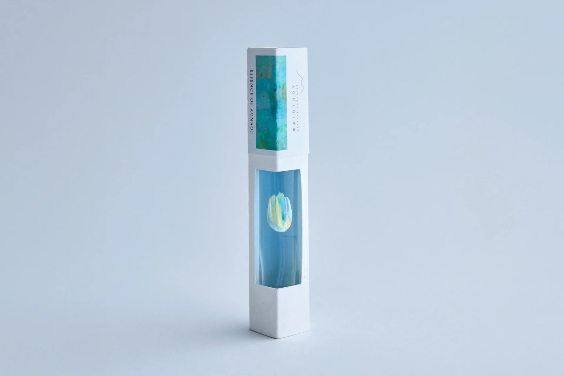 青い液体のフレグランスボトル