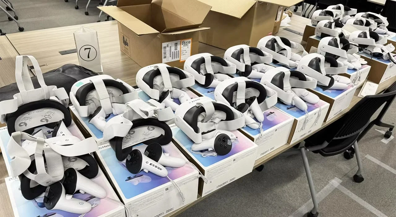 会議室のテーブルに並べられたVRヘッドセットとコントローラー