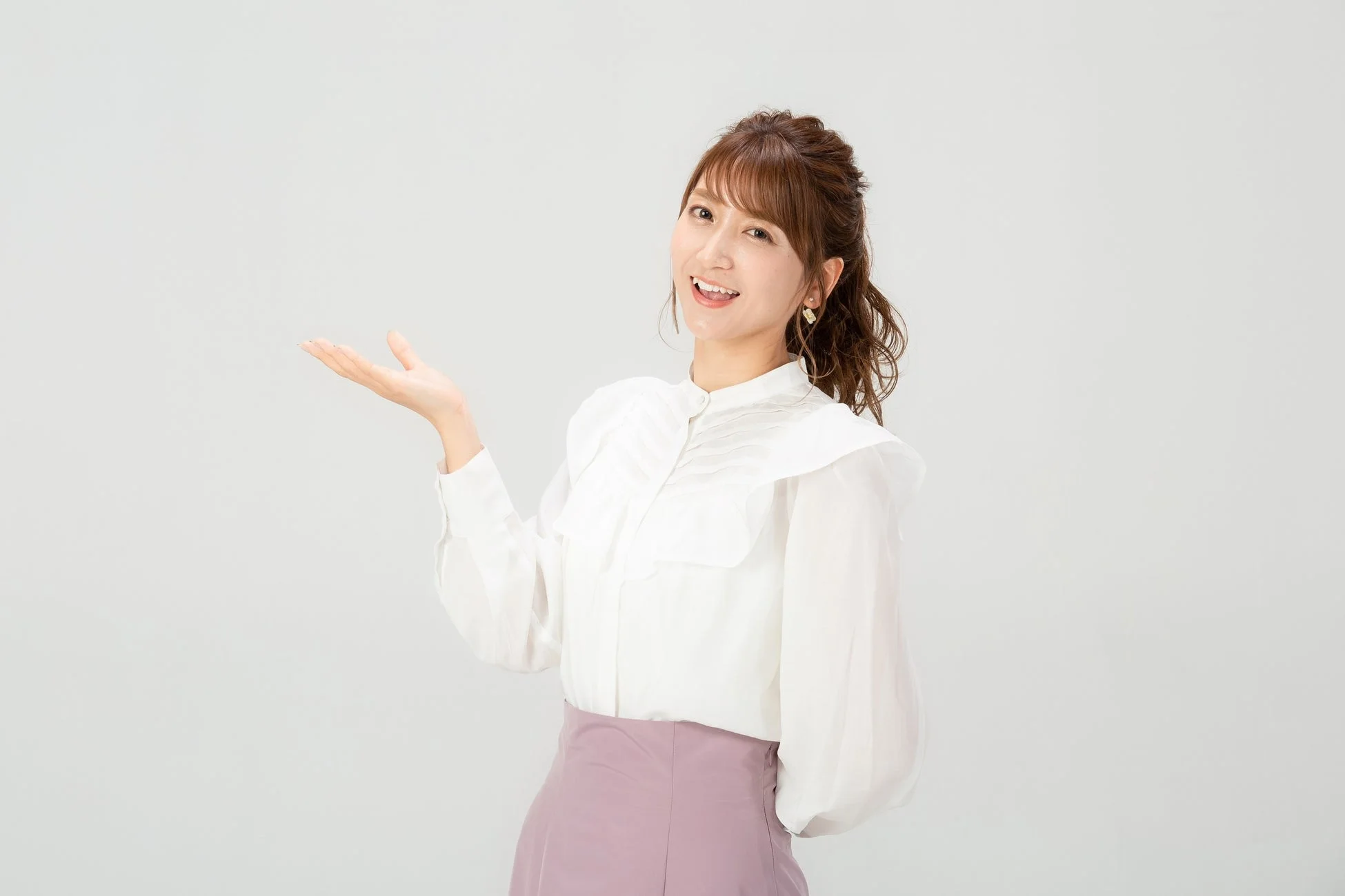 笑顔で語りかける女性