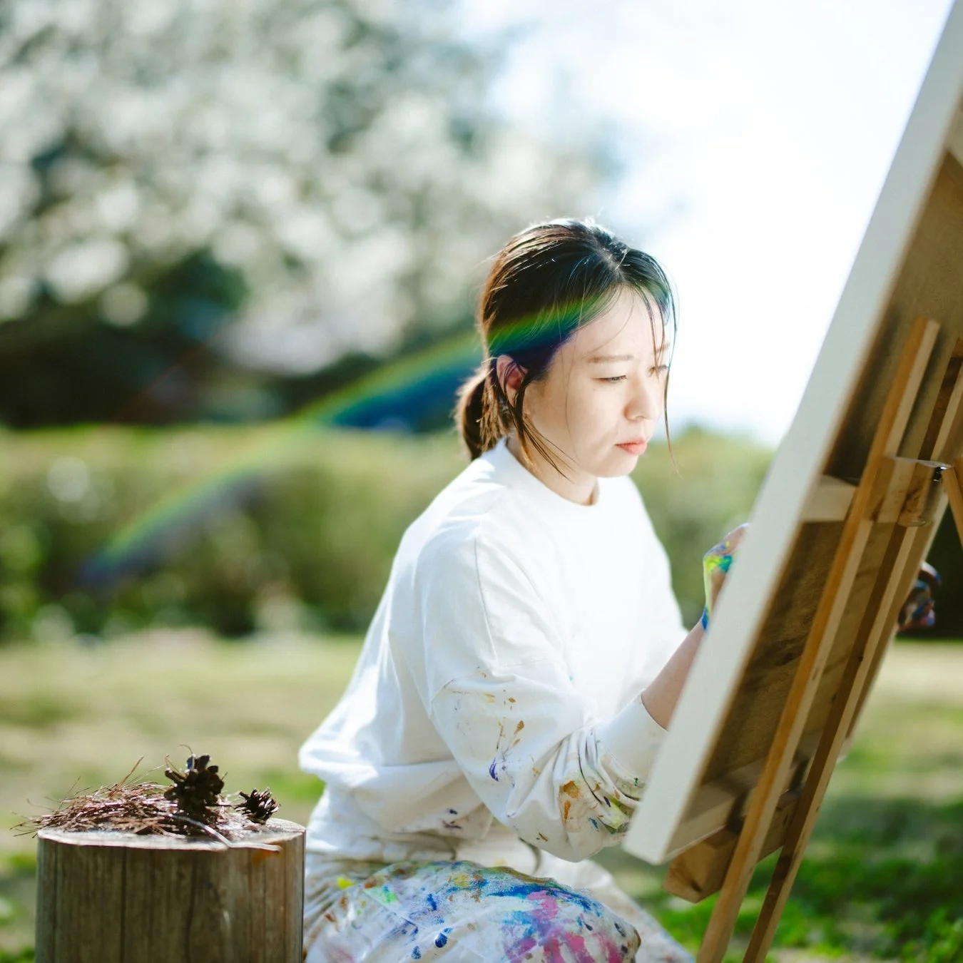 屋外で絵を描く女性