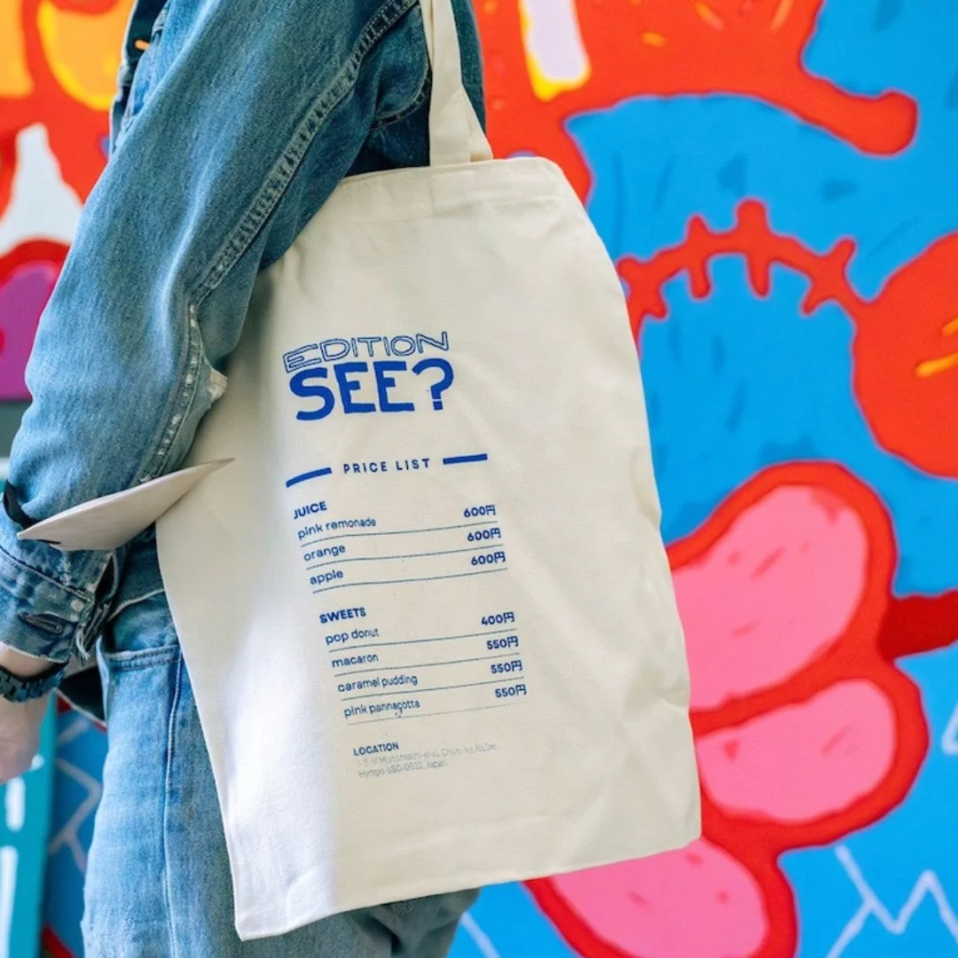 壁画アートとトートバッグを持つ人物