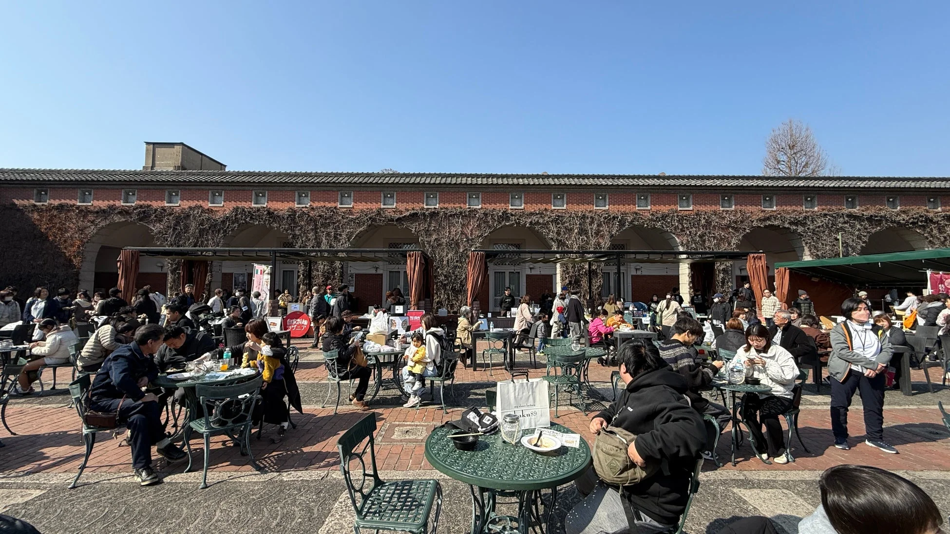 賑わう屋外広場