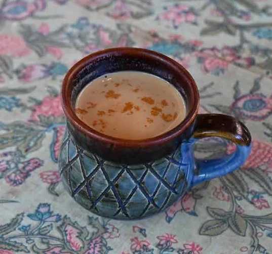 チャイと花柄のテーブルクロス