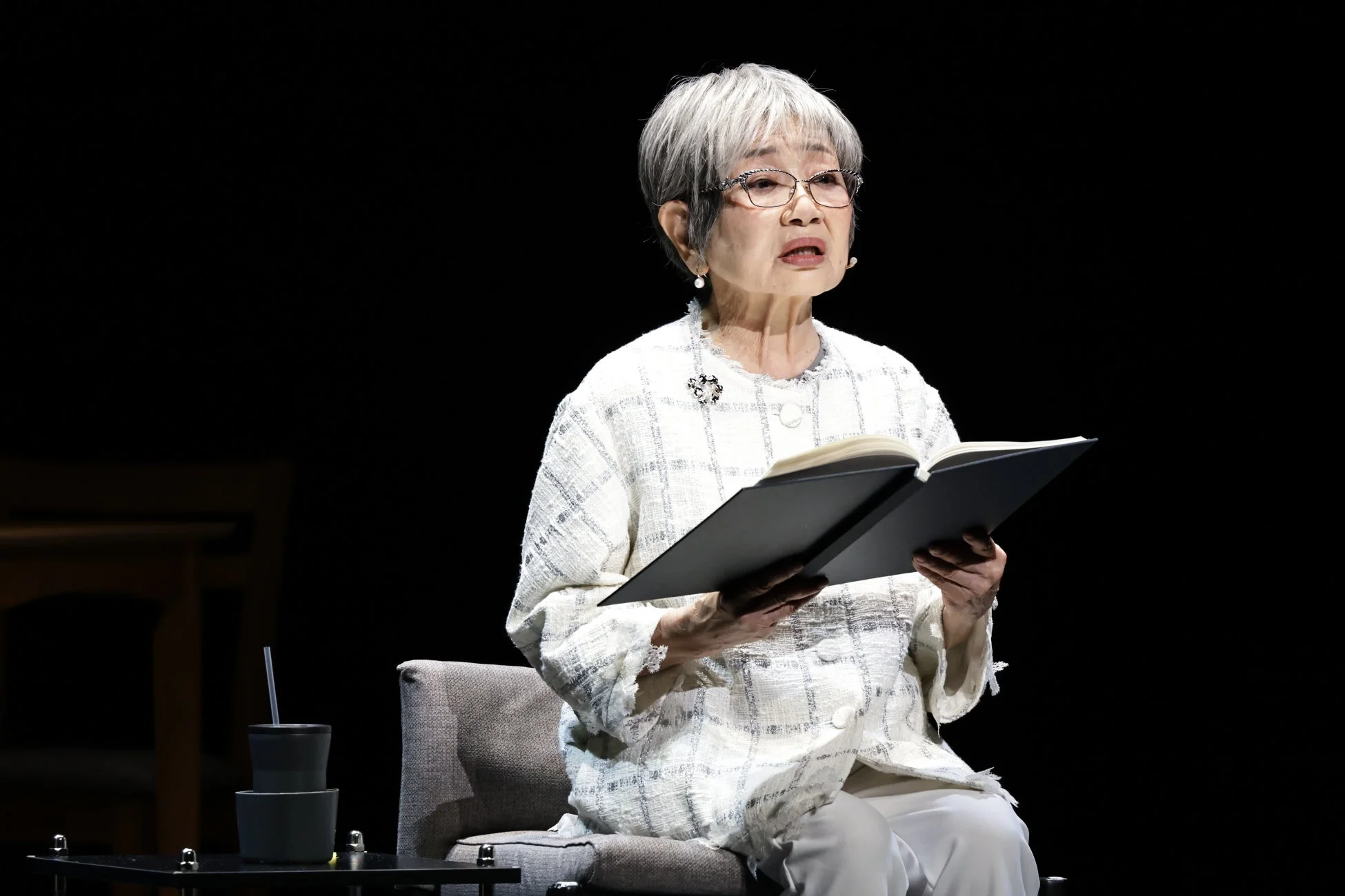 朗読する泉ピン子