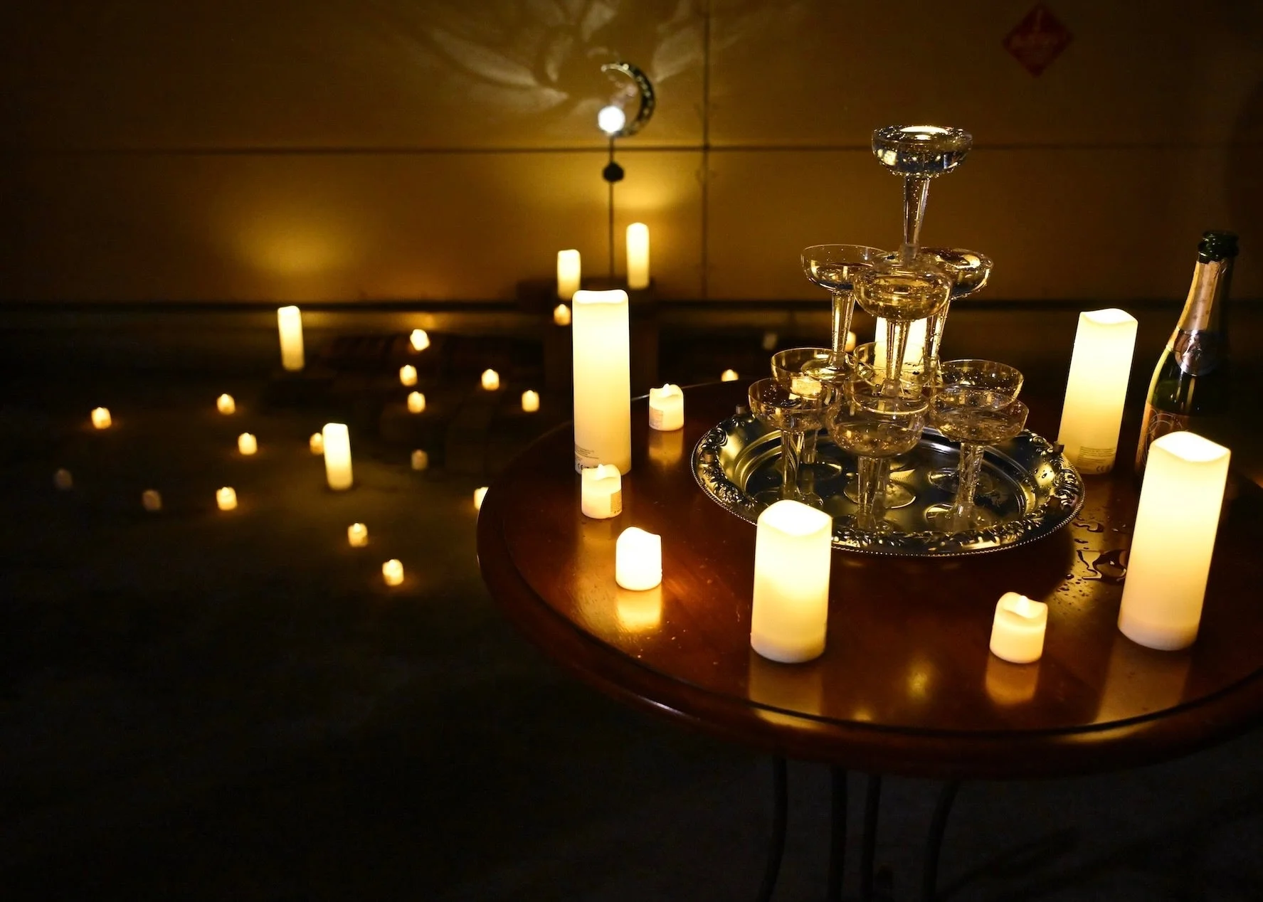 キャンドルとシャンパンタワーの幻想的な空間