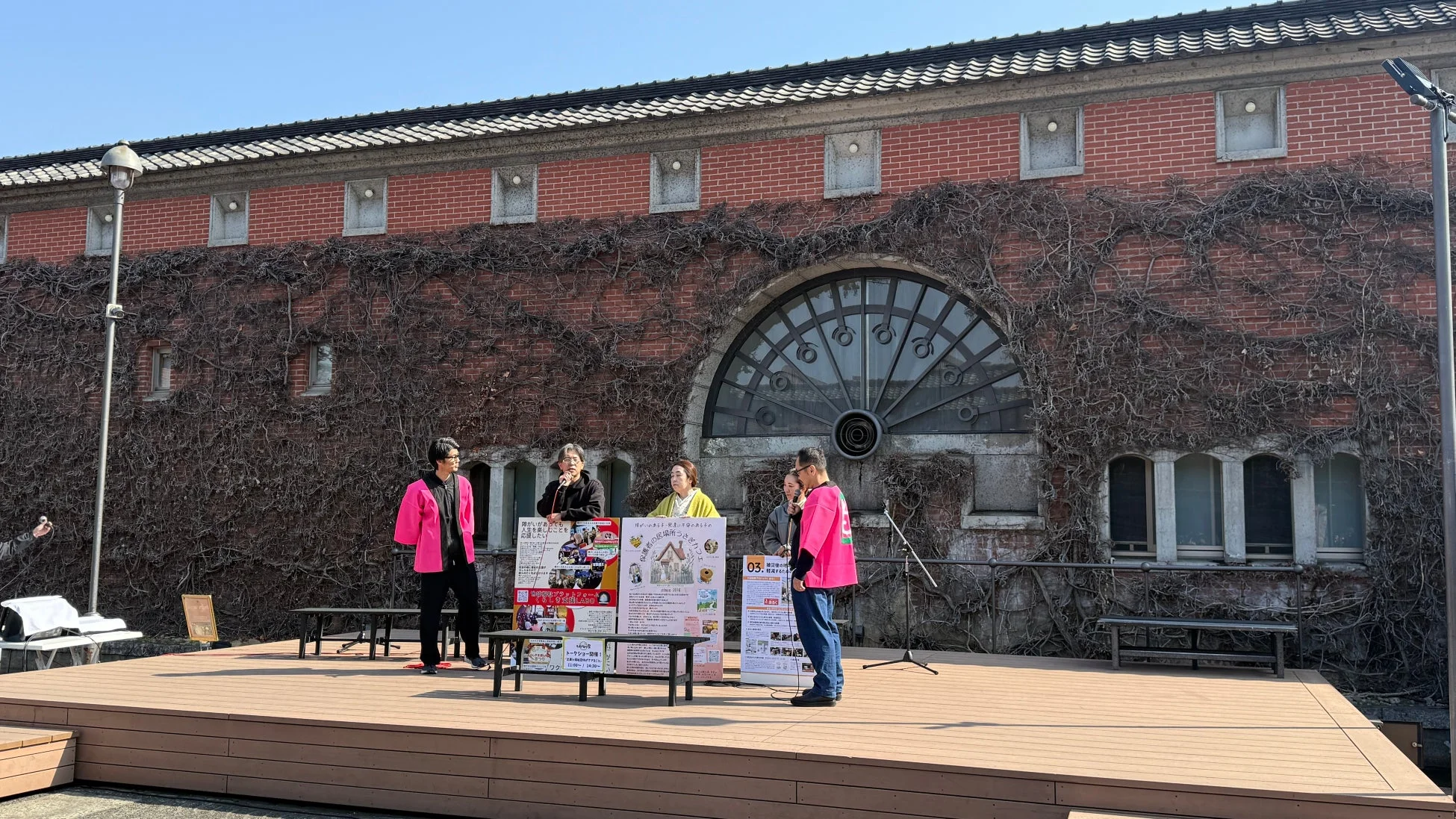 屋外ステージでのトークショー