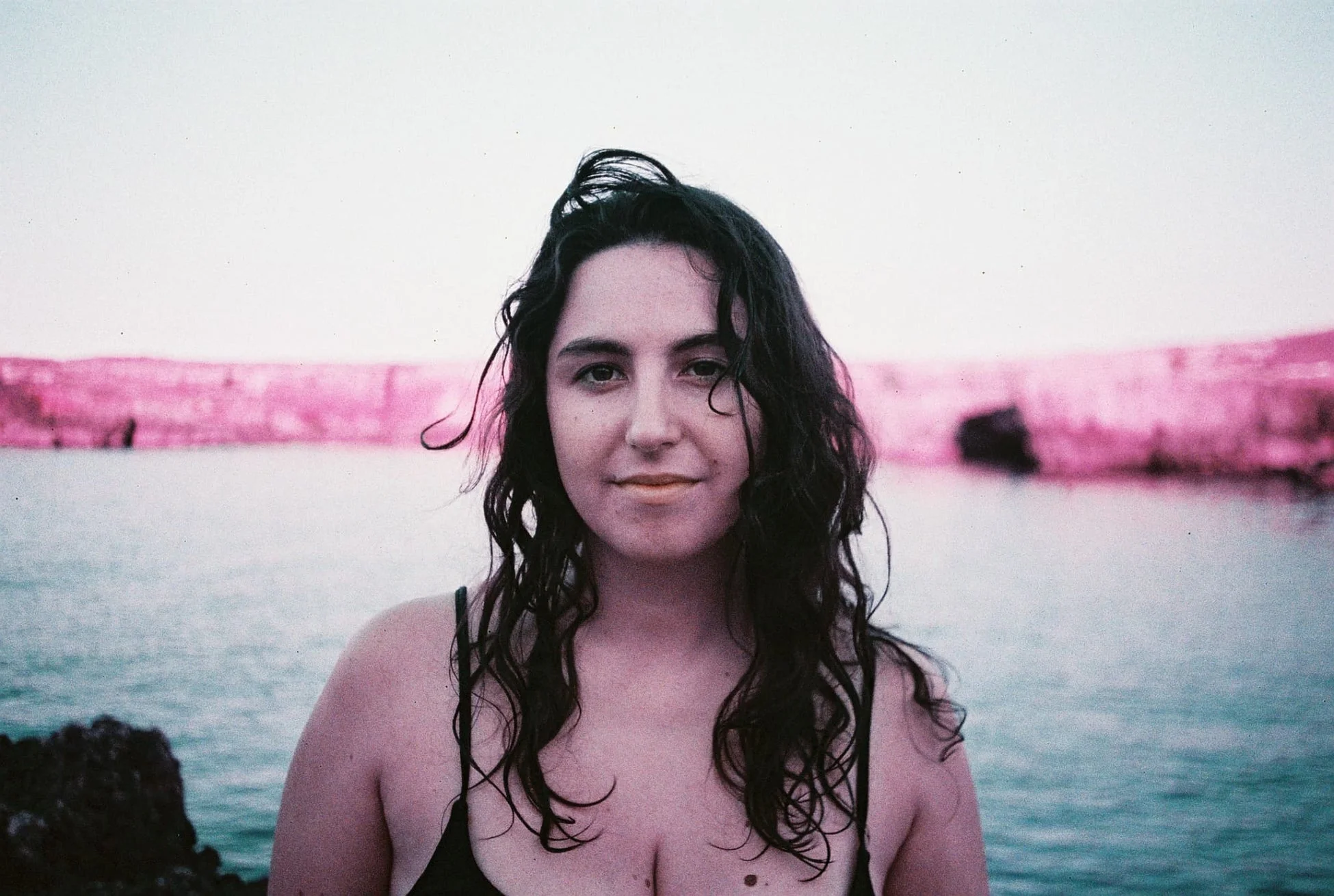 女性のポートレート、海、ピンクの景色