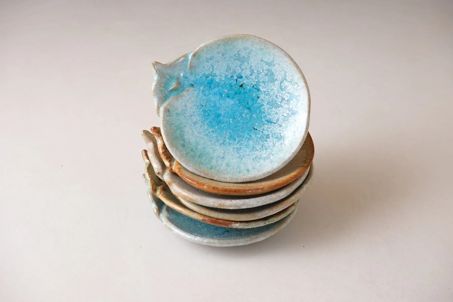 猫の形をした青い結晶釉薬の小皿