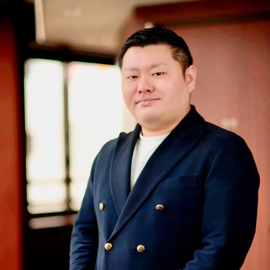 紺色のダブルブレストジャケットを着たアジア人男性のポートレート