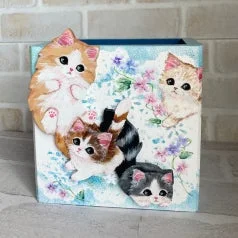 猫が装飾された花柄ボックス