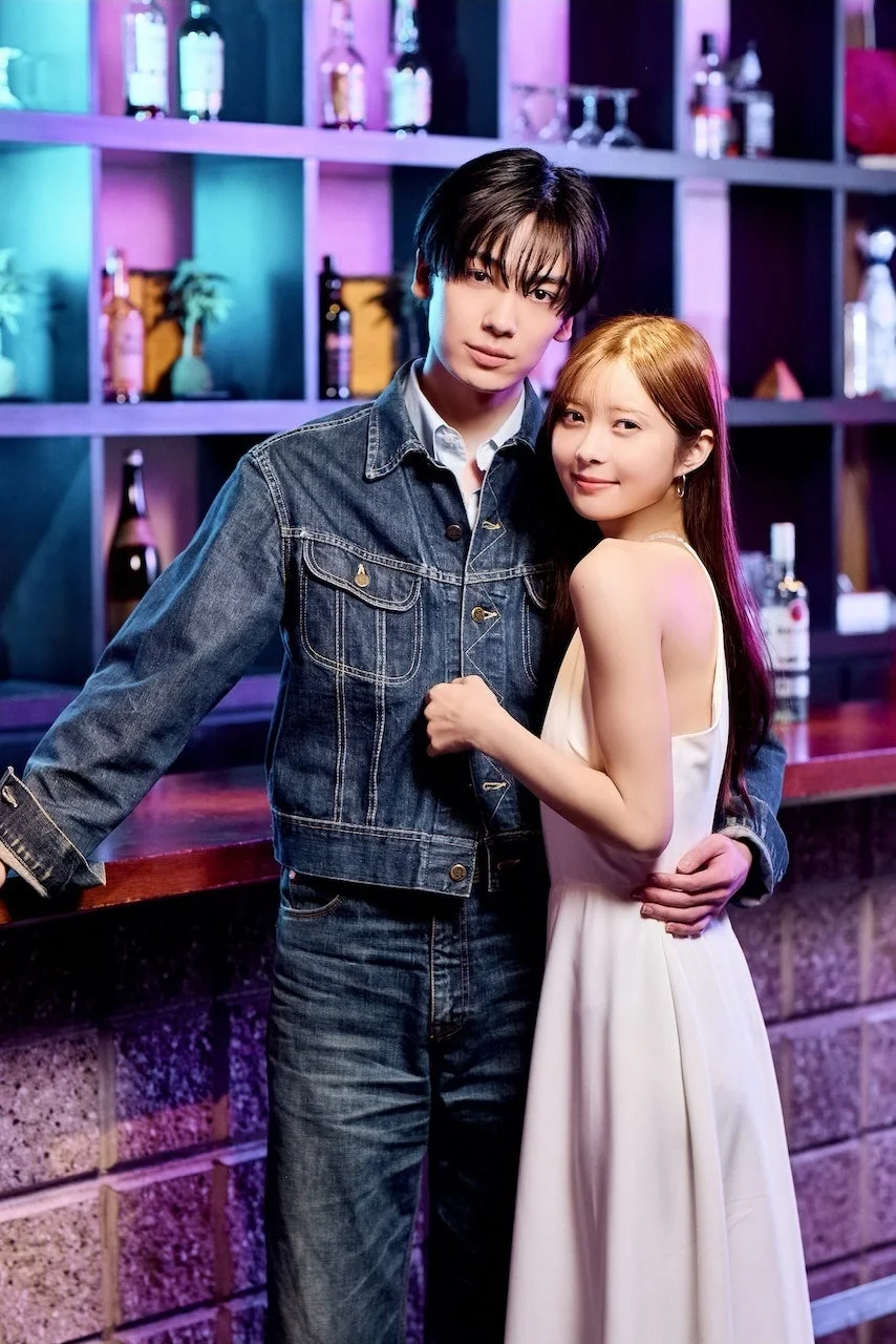 バーで寄り添う男女