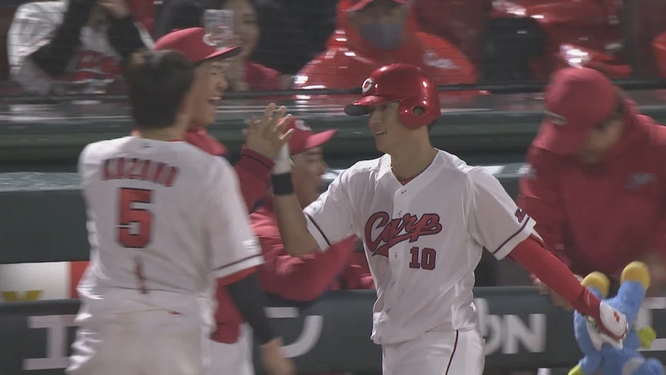 カープ選手たちのハイタッチ