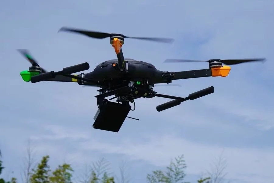 飛行するドローン