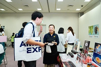イベント会場で交流する人々