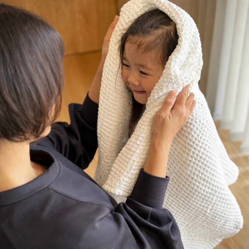親子のタオルに包まれた瞬間