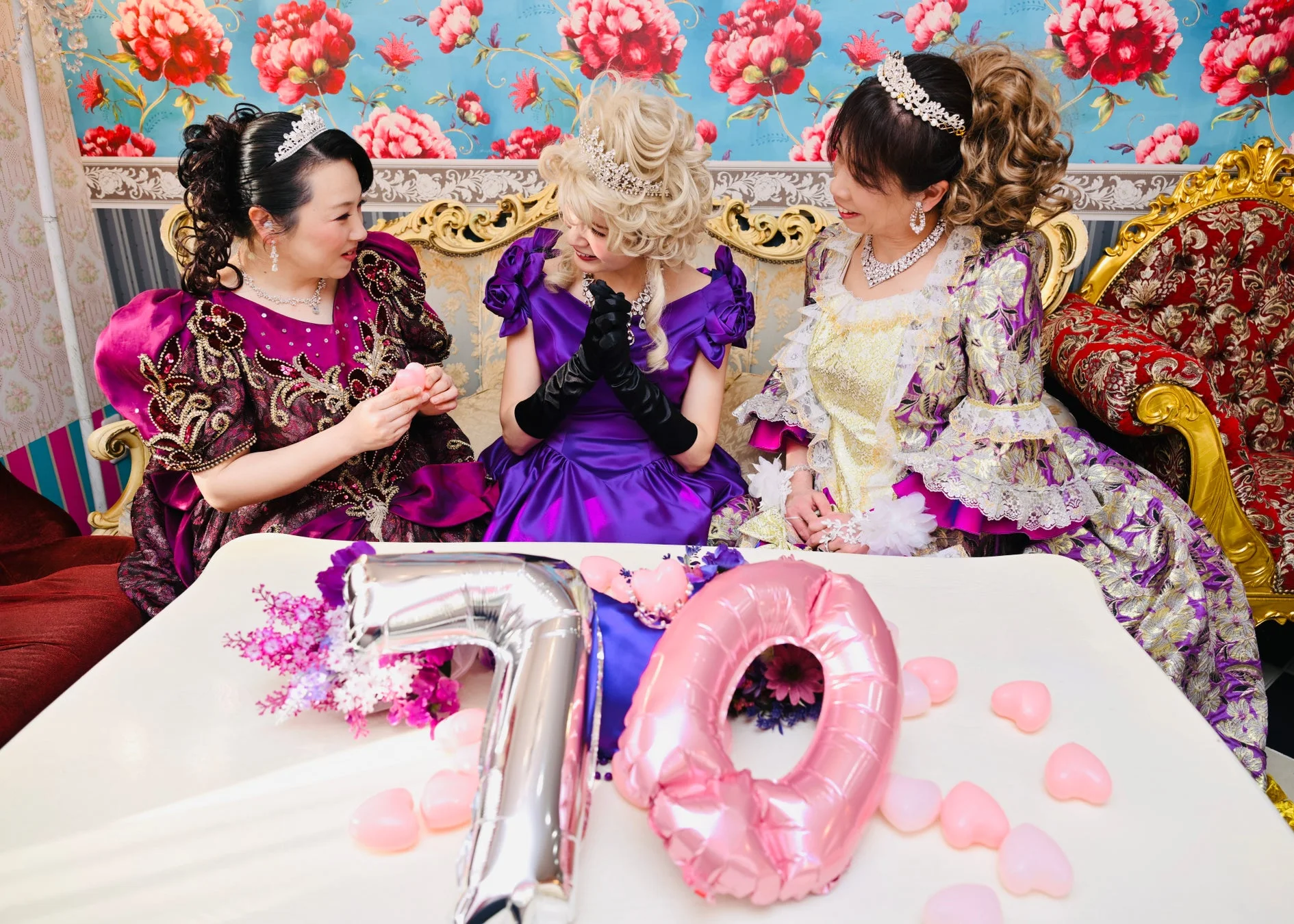 古希祝いの紫のドレスをまとった女性たち