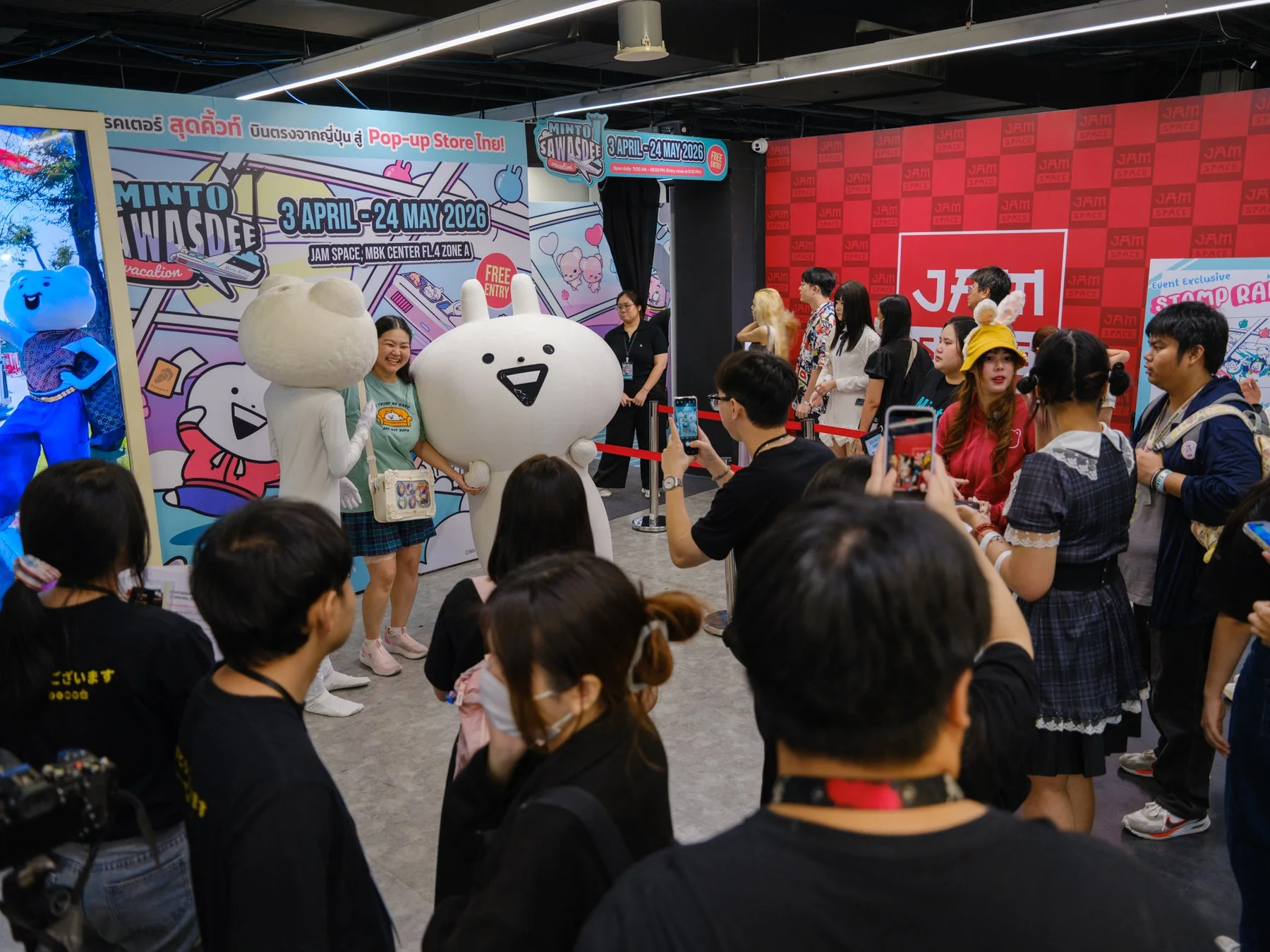 賑わうポップアップストア