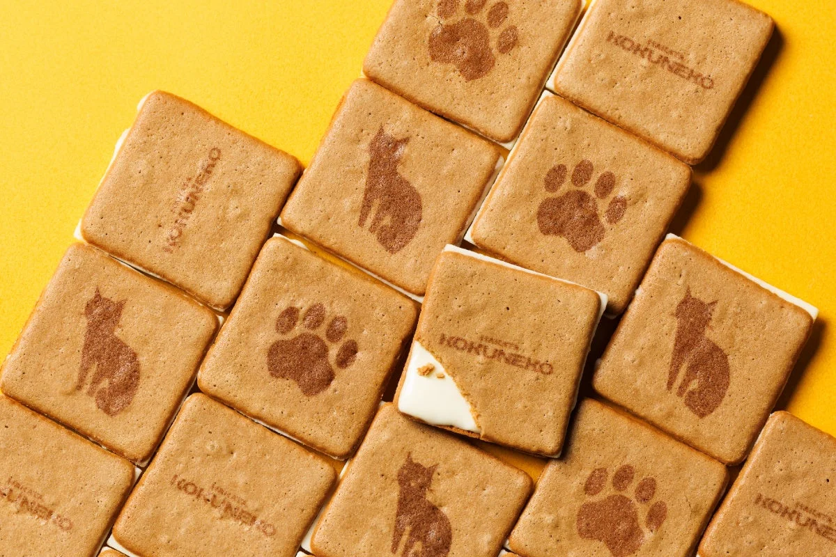 猫のシルエットと肉球がプリントされたコクウマラングドシャ